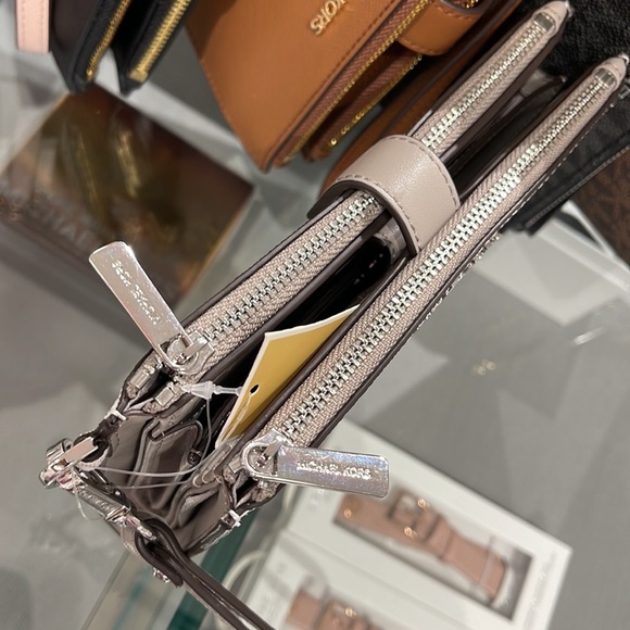 MICHAEL KORS LARGE DOUBLE ZIP WRISTLET PHONEHOLDER WALLET CLUTCH
BRIGHT WHITE - Picture 12 of 16